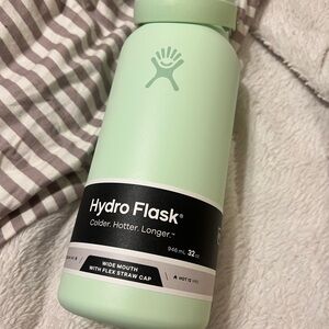 NWT Hydro Flask Mint Green 32 oz Water Bottle